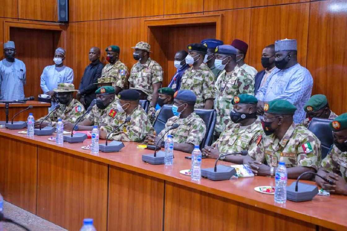 Hotunan ganawar Zulum ta farko da sabbin hafsoshin tsaro, ya mika manyan bukatu 3 Hotunan ganawar Zulum ta farko da sabbin hafsoshin tsaro, ya mika manyan bukatu 3