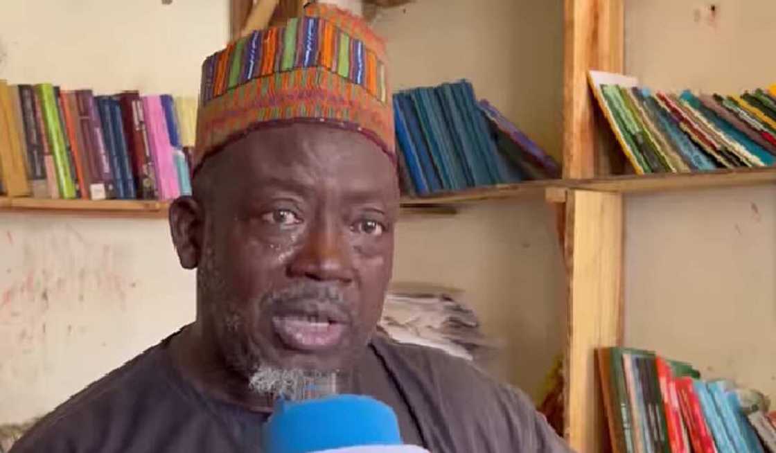 Farfesan da ya rike sana'ar wanzanci don rufawa kansa asiri Farfesan da ya rike sana'ar wanzanci don rufawa kansa asiri