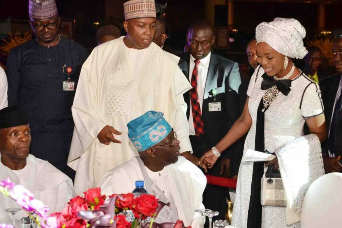 Saraki da Iyalinsa sun gaisa da Tinubu da Osinbajo a bikin Hajiya Shagaya a Legas Saraki da Iyalinsa sun gaisa da Tinubu da Osinbajo a bikin Hajiya Shagaya a Legas