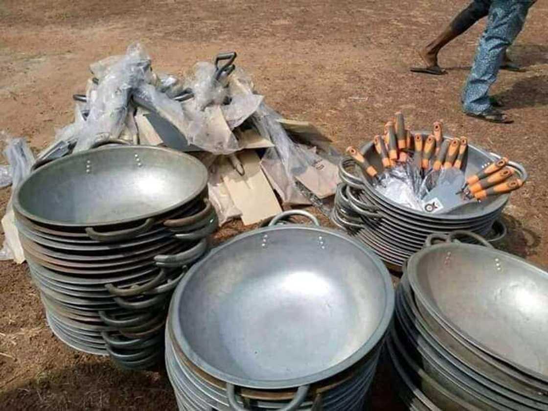 Shugaban karamar hukuma ta raba wa mata kayan gini (Hotuna) Shugaban karamar hukuma ta raba wa mata kayan gini (Hotuna)