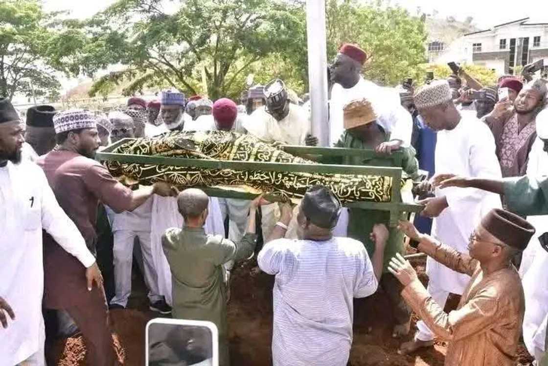 Yadda aka dauko gawar mamar Nasir El-Rufa'i