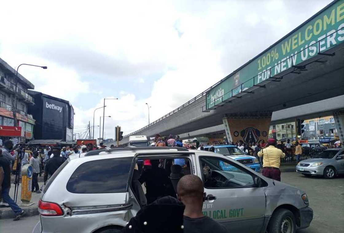 Yanzu; 'Yan sanda sun tarwatsa asu zanga-zanga a kan kara farashin mai, sun kama wasu Yanzu; 'Yan sanda sun tarwatsa asu zanga-zanga a kan kara farashin mai, sun kama wasu