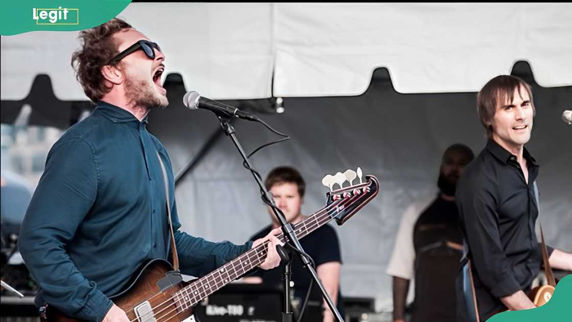 Spacehog members performing on Stage