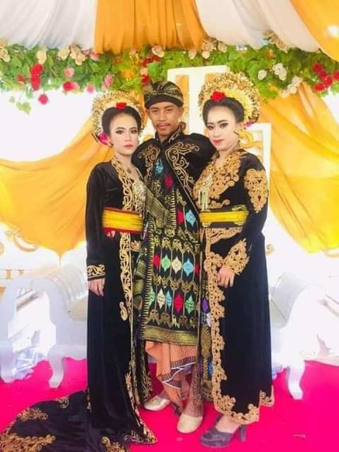 Dalibi dan shekara 20 ya auri mata biyu cikin wata daya (Hotuna) Dalibi dan shekara 20 ya auri mata biyu cikin wata daya (Hotuna)