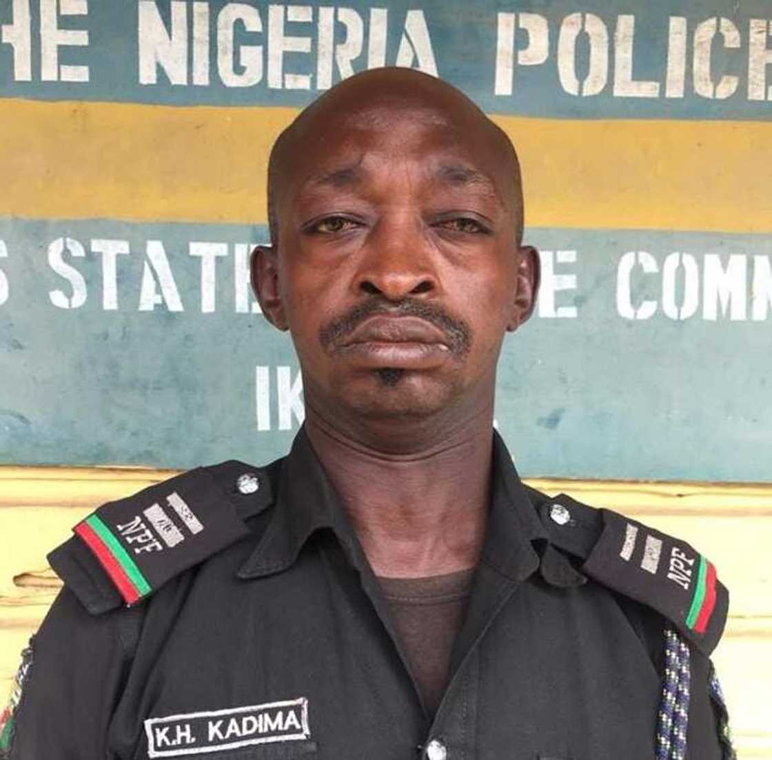 An sallami jami’in dan sandan da ya sha giya ya bugu a cikin wani bidiyo An sallami jami’in dan sandan da ya sha giya ya bugu a cikin wani bidiyo