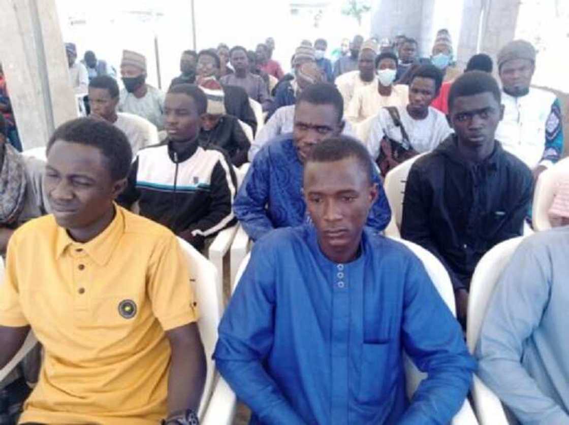 Kaduna: Hotunan Musulmai da suka halarci coci domin taya Kiristoci murnar Kirsimeti Kaduna: Hotunan Musulmai da suka halarci coci domin taya Kiristoci murnar Kirsimeti