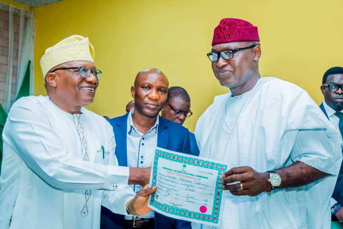 Zababben gwamnan jihar Ekiti yayin da ake gabatar masa da takardar shaidar cin zabe Zababben gwamnan jihar Ekiti yayin da ake gabatar masa da takardar shaidar cin zabe