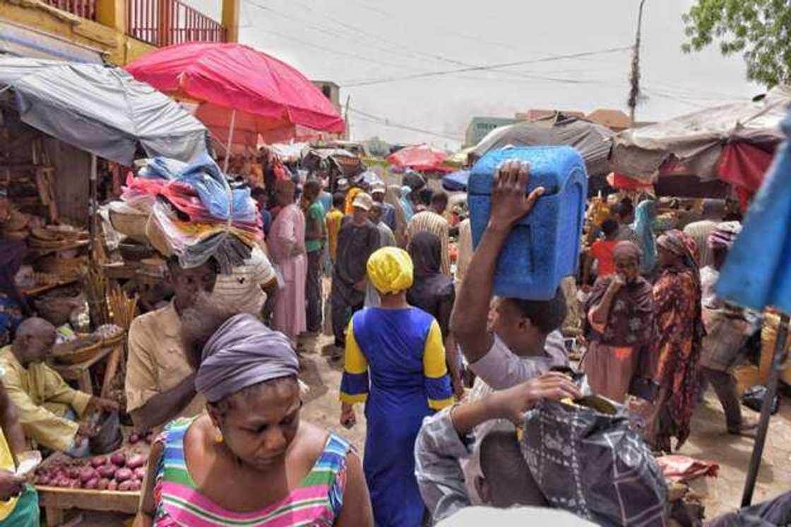 Yadda kasuwannin Kano suka tumbatsa yayin da dokar hana fita ke daf da fara aiki Yadda kasuwannin Kano suka tumbatsa yayin da dokar hana fita ke daf da fara aiki