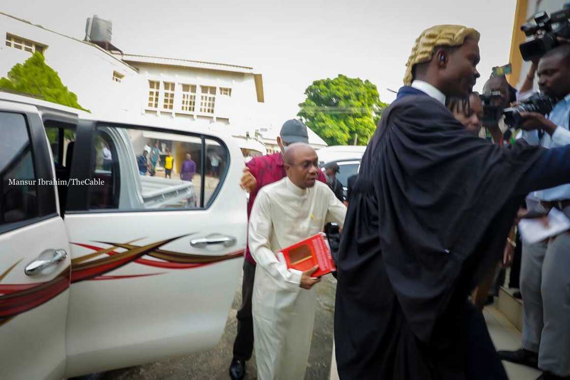 Dakataccen gwamnan CBN a Kotu. Dakataccen gwamnan CBN a Kotu.