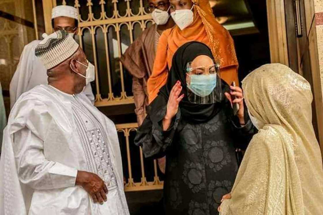 Abiola Ajimobi: Ganduje da iyalinsa sun je ta'aziyya wurin sirikansu Abiola Ajimobi: Ganduje da iyalinsa sun je ta'aziyya wurin sirikansu