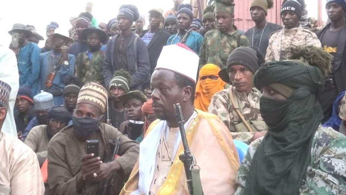 Cikin Hotuna: Sheikh Abubakar Gumi ya gana da shugabannin 'yan bindiga a Zamfara