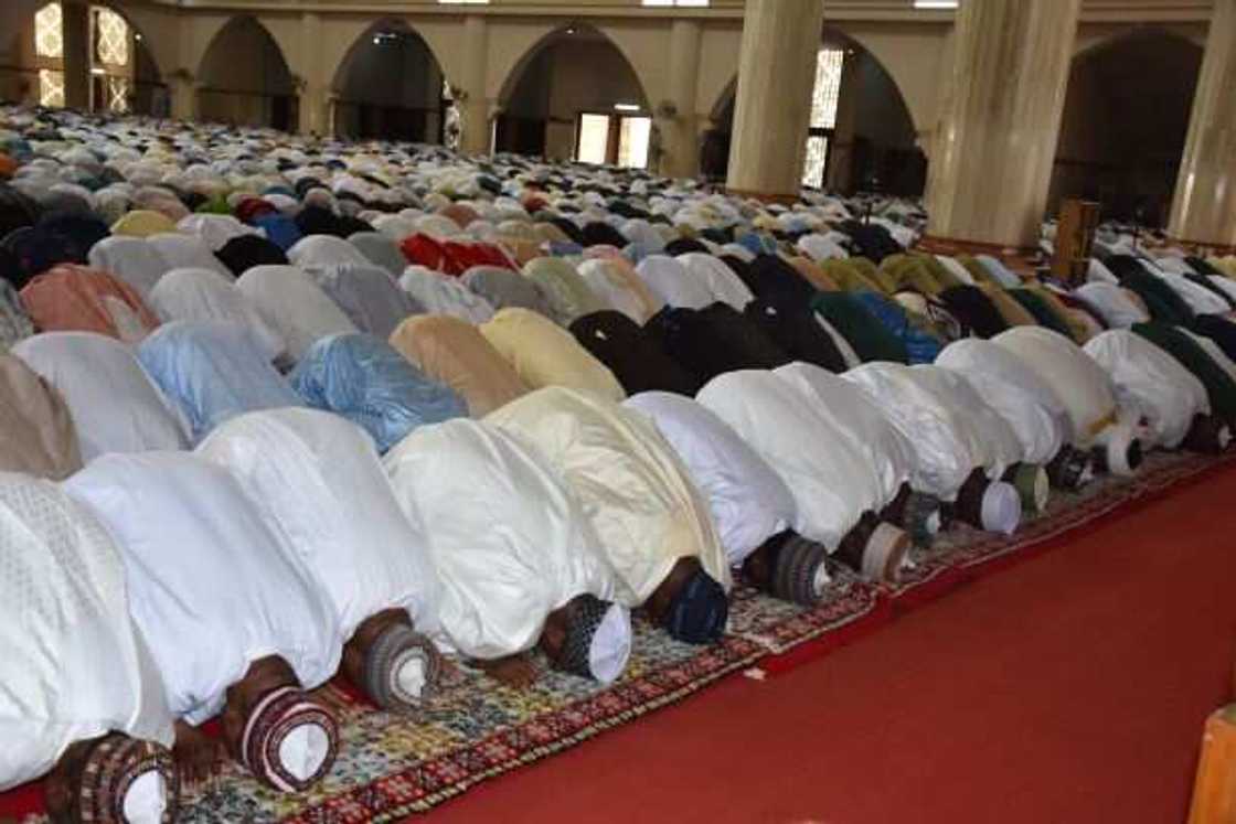 Kungiyar Ansaruddeen ta dakatar da Sallar Juma'a a masallatanta da ke fadin Najeriya Kungiyar Ansaruddeen ta dakatar da Sallar Juma'a a masallatanta da ke fadin Najeriya