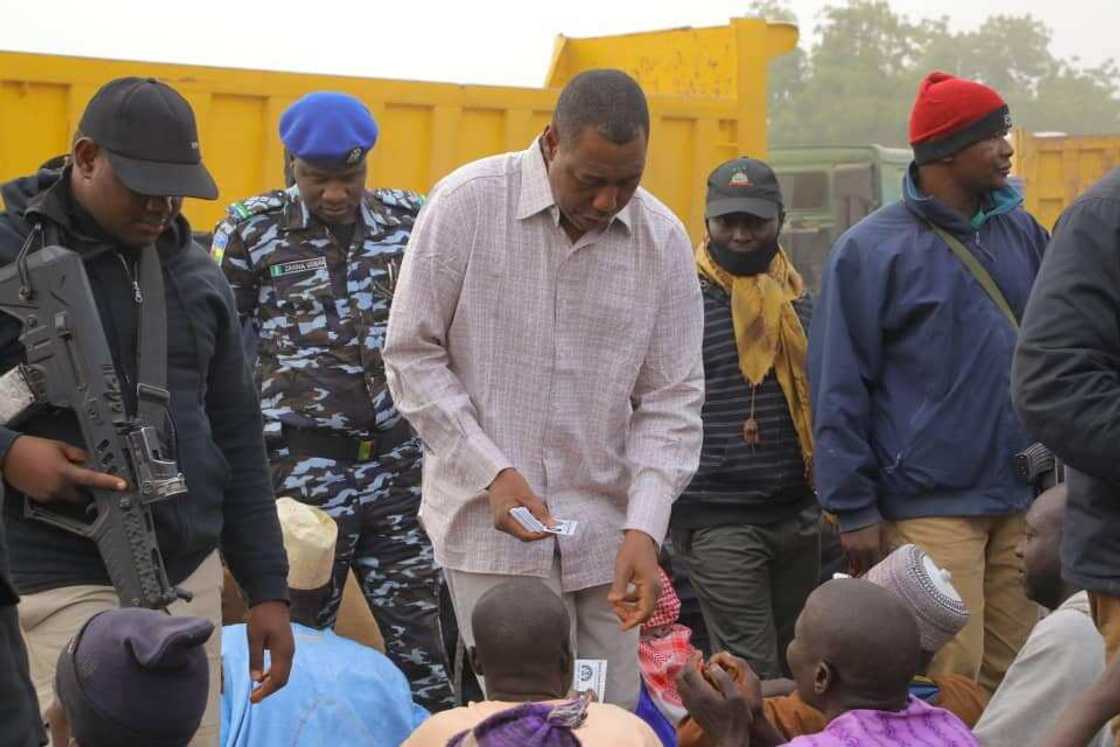 Gwamna Zulum ya yiwa al’umman Damboa sha-tara ta arziki, mutane 20,000 sun amfana Gwamna Zulum ya yiwa al’umman Damboa sha-tara ta arziki, mutane 20,000 sun amfana