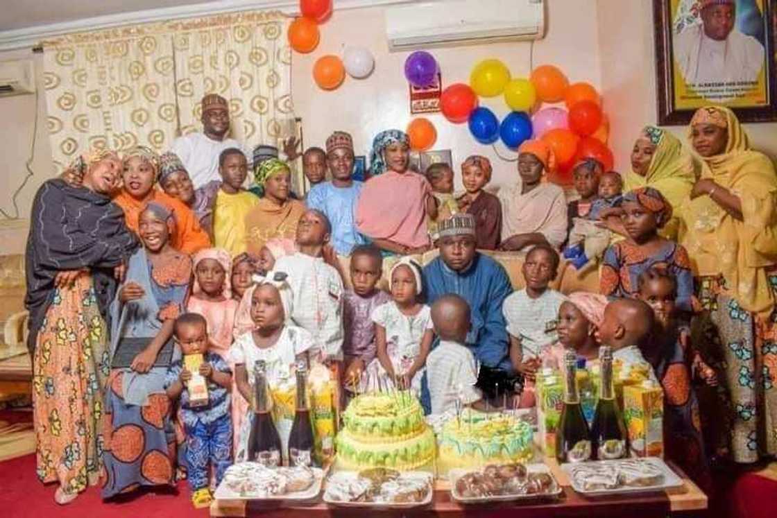 Hotunan dan majalisa Alhassan Ado-Doguwa da matansa 4 tare da 'ya'ya 27