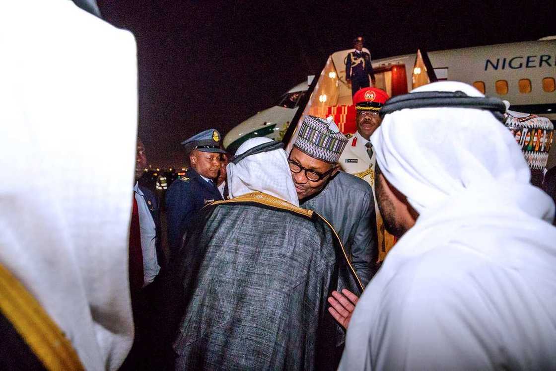 Hotuna: Shugaban kasa Buhari na gaisawa da tawagar gwamnatin Dubai Hotuna: Shugaban kasa Buhari na gaisawa da tawagar gwamnatin Dubai