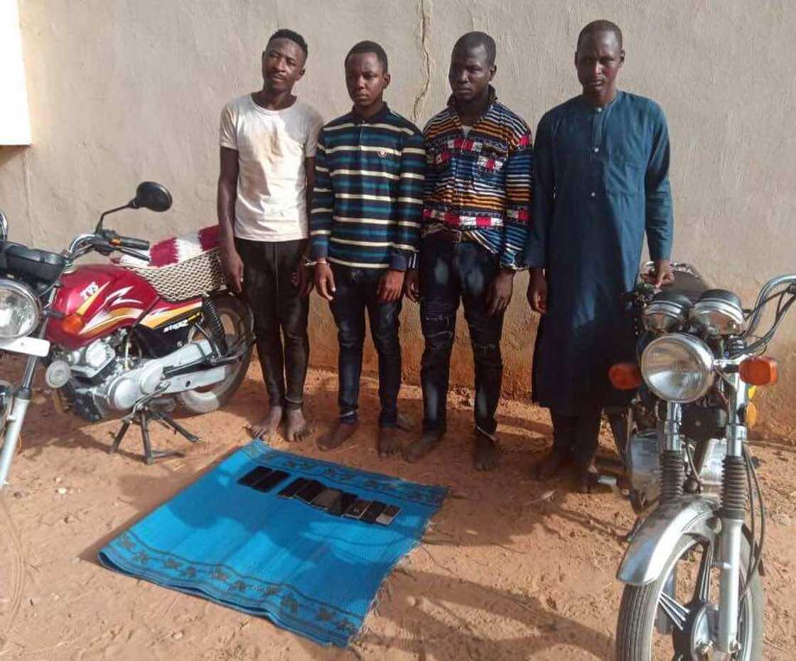 Wadanda suka yi garkuwa da surukar gwamnan jahar Katsina sun shiga hannu (Hotuna) Wadanda suka yi garkuwa da surukar gwamnan jahar Katsina sun shiga hannu (Hotuna)