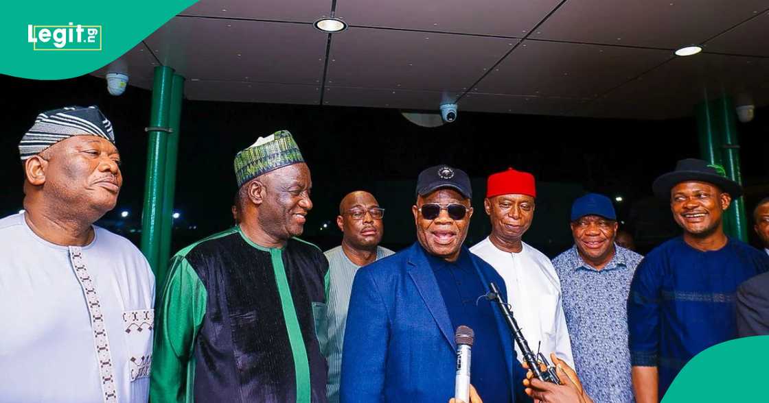 Sanata Akpabio na magana da 'yan jarida bayan dawowa Najeriya daga London Sanata Akpabio na magana da 'yan jarida bayan dawowa Najeriya daga London