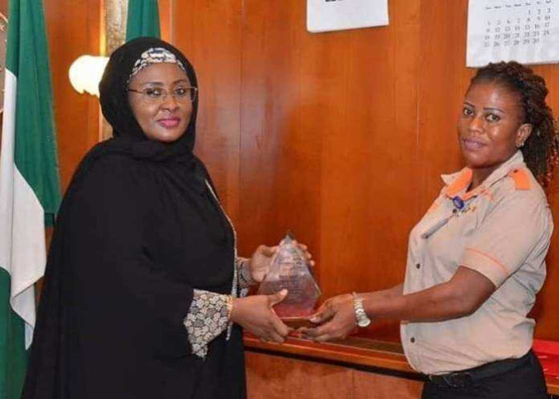 Aisha Buhari ta karrama wata ma'aikaciyar filin jirgin sama da ta tsinci kudi kuma ta mayar Aisha Buhari ta karrama wata ma'aikaciyar filin jirgin sama da ta tsinci kudi kuma ta mayar