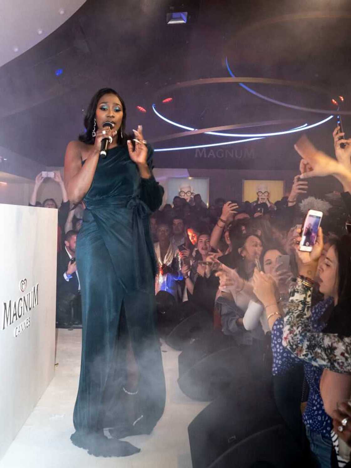 Aya Nakamura est vue sur scène lors de la soirée Magnum lors de la 72e édition du Festival de Cannes le 16 mai 2019 à Cannes, en France. Photo: Arnold Jerocki/GC Images
Source: Getty Images Aya Nakamura est vue sur scène lors de la soirée Magnum lors de la 72e édition du Festival de Cannes le 16 mai 2019 à Cannes, en France. Photo: Arnold Jerocki/GC Images
Source: Getty Images