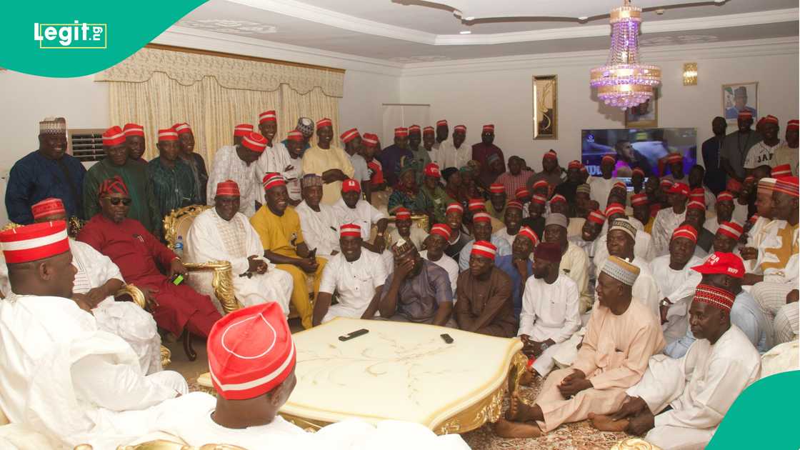 Kwankwaso yayin ganawa da masu sayar da lemo a Benue Kwankwaso yayin ganawa da masu sayar da lemo a Benue