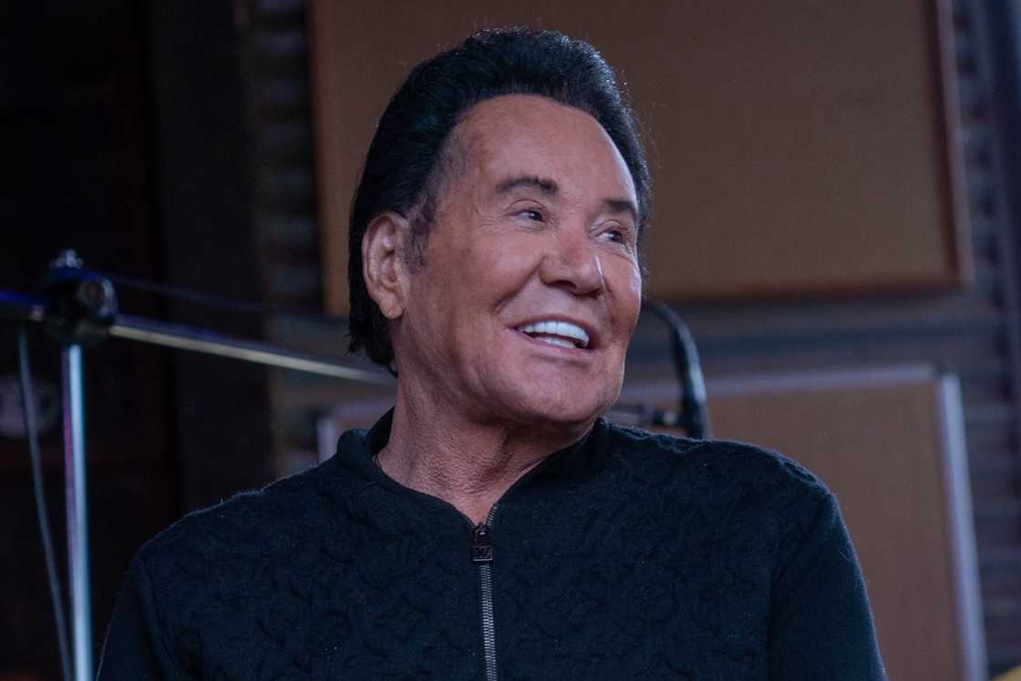 Wayne Newton sitting during the Pioneer Saloon's voice actors panel. Wayne Newton sitting during the Pioneer Saloon's voice actors panel.