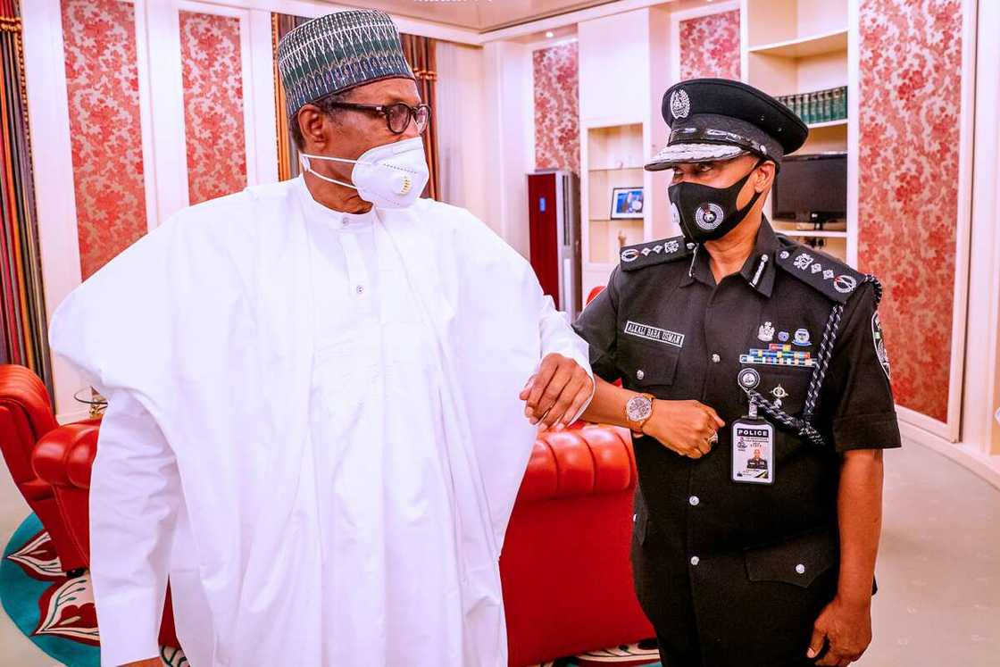Shugaba Buhari tare da IGP Shugaba Buhari tare da IGP