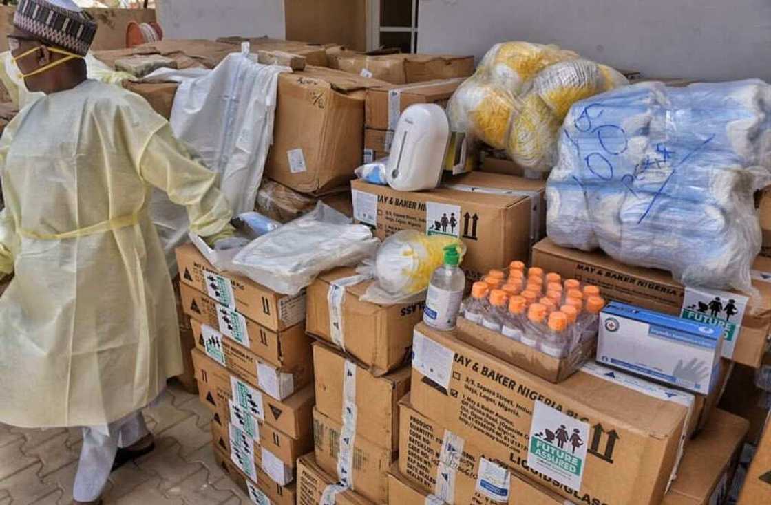 Tallafin annobar covid-19: Aisha Buhari ta aika tireloli 16 makare da magunguna da kayan abinci (Hotuna) Tallafin annobar covid-19: Aisha Buhari ta aika tireloli 16 makare da magunguna da kayan abinci (Hotuna)