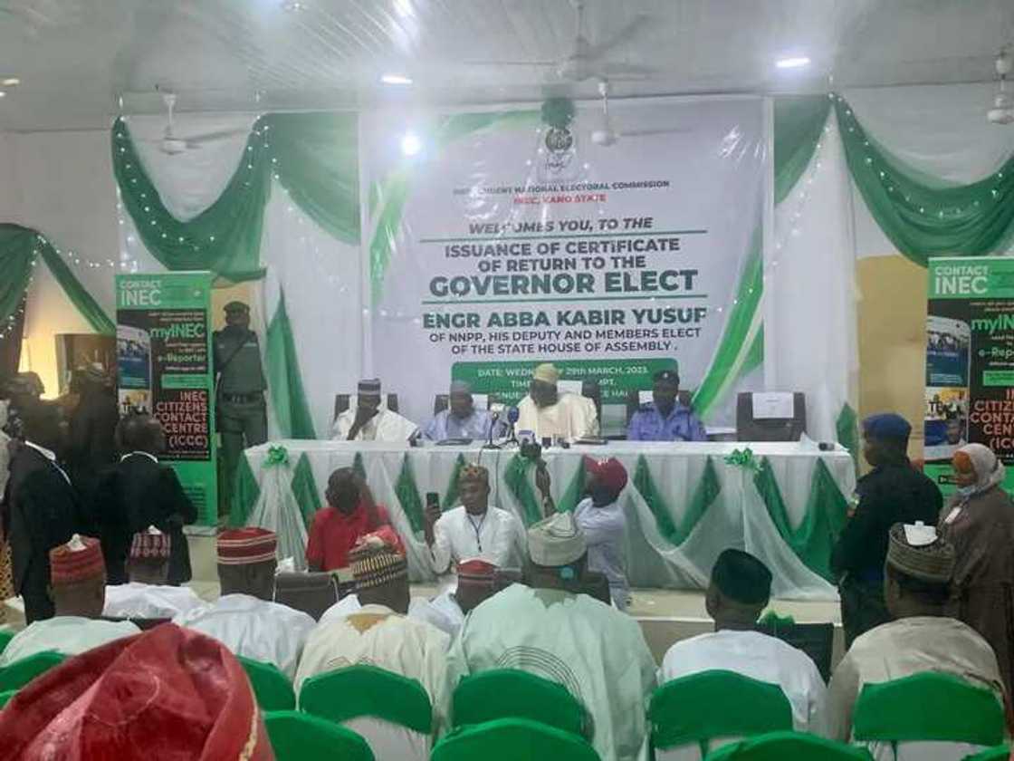 Wajen taron mikawa zababben gwamnan Kano takardar shaidar cin zabe Wajen taron mikawa zababben gwamnan Kano takardar shaidar cin zabe