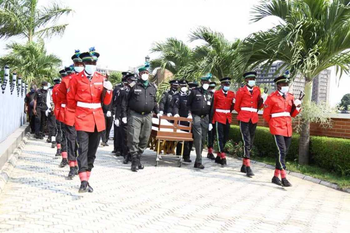 Rundunar 'yan sanda ta yi wa marigayi AIG Bishi faretin bankwana, an binne gawarsa a Legas Rundunar 'yan sanda ta yi wa marigayi AIG Bishi faretin bankwana, an binne gawarsa a Legas