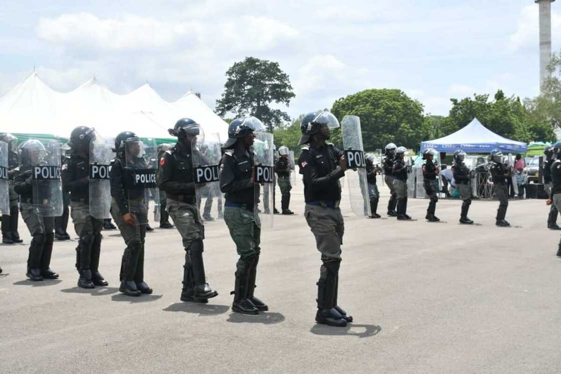 Area boys and security operatives in a gun battle