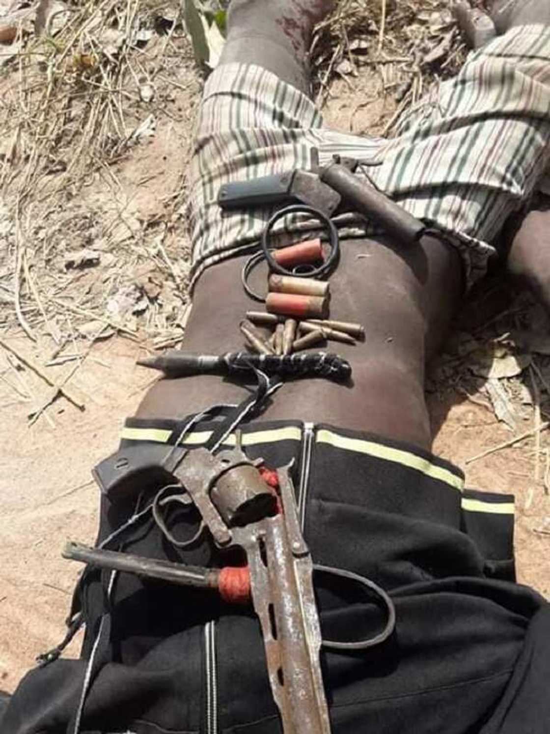 Sojojin Najeriya sun tarwatsa 'yar kunar bakin wake, sun yi nasara kan 'yan ta'adda, hotuna Sojojin Najeriya sun tarwatsa 'yar kunar bakin wake, sun yi nasara kan 'yan ta'adda, hotuna