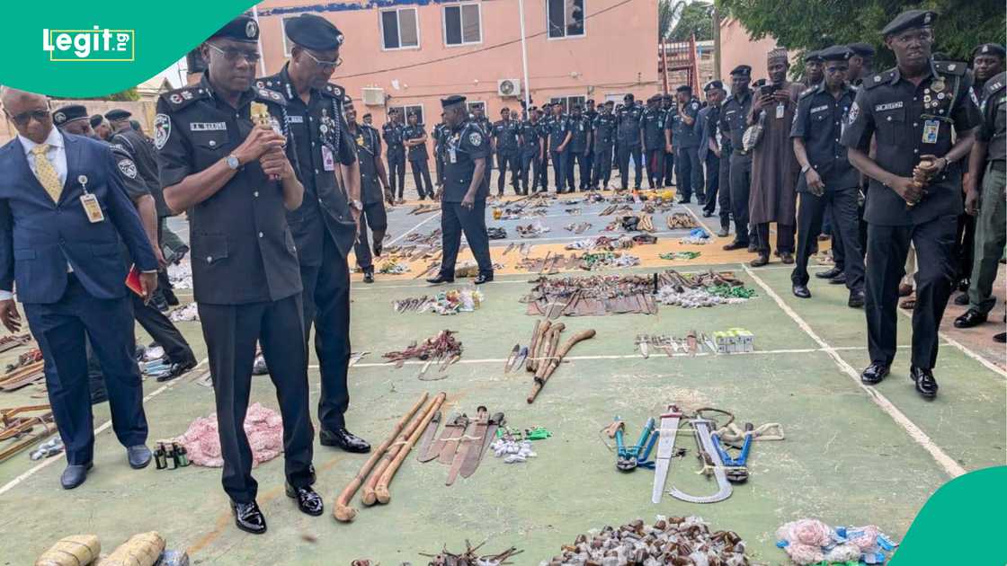 Yan sandan Kano yayin baje kolin makaman da aka kama a Agusta Yan sandan Kano yayin baje kolin makaman da aka kama a Agusta