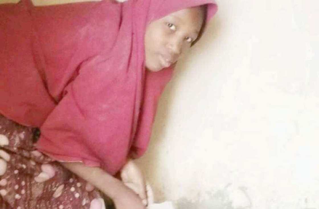 Kano: Matashiyar budurwa mai shekaru 14 dake sana'ar saka Tiles Kano: Matashiyar budurwa mai shekaru 14 dake sana'ar saka Tiles