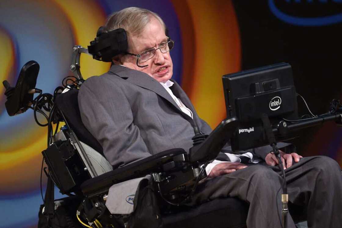 Stephen Hawking, l'astrophysicien qui a défié la maladie de Charcot Stephen Hawking, l'astrophysicien qui a défié la maladie de Charcot