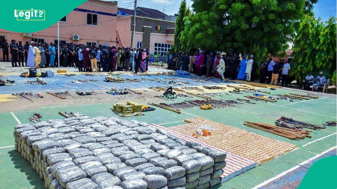 Wasu daga cikin kayayyakin da 'yan sanda suka kwato a Kano Wasu daga cikin kayayyakin da 'yan sanda suka kwato a Kano