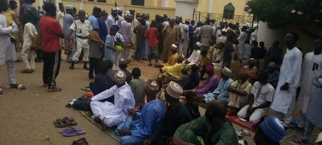 Rashin takunkumin fuska: Yadda aka hana masu sallah shiga masallacin Juma'a a Jos Rashin takunkumin fuska: Yadda aka hana masu sallah shiga masallacin Juma'a a Jos