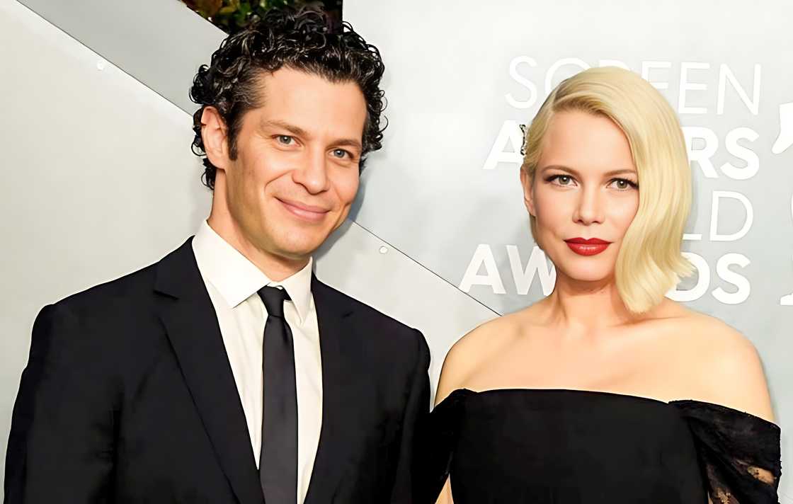 Thomas Kail and Michelle Williamspose on the red carpet of the 2020 SAG Awards
