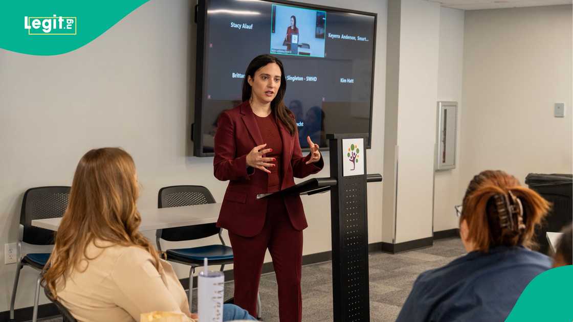 Yassamin Ansari ta ce akwai bukatar a tsige Donald Trump domin "ba shi da lafiyar kwakwalwa." Yassamin Ansari ta ce akwai bukatar a tsige Donald Trump domin "ba shi da lafiyar kwakwalwa."
