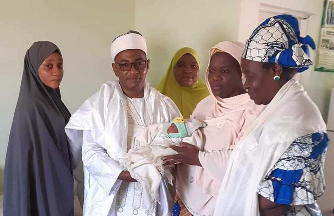 Karshen duniya: An jefar da jariri da wasika mai sosa zuciya a garin Kaduna Karshen duniya: An jefar da jariri da wasika mai sosa zuciya a garin Kaduna