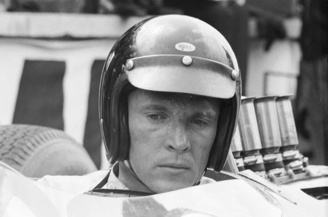 Dan Gurney posing in a F1 motor Dan Gurney posing in a F1 motor