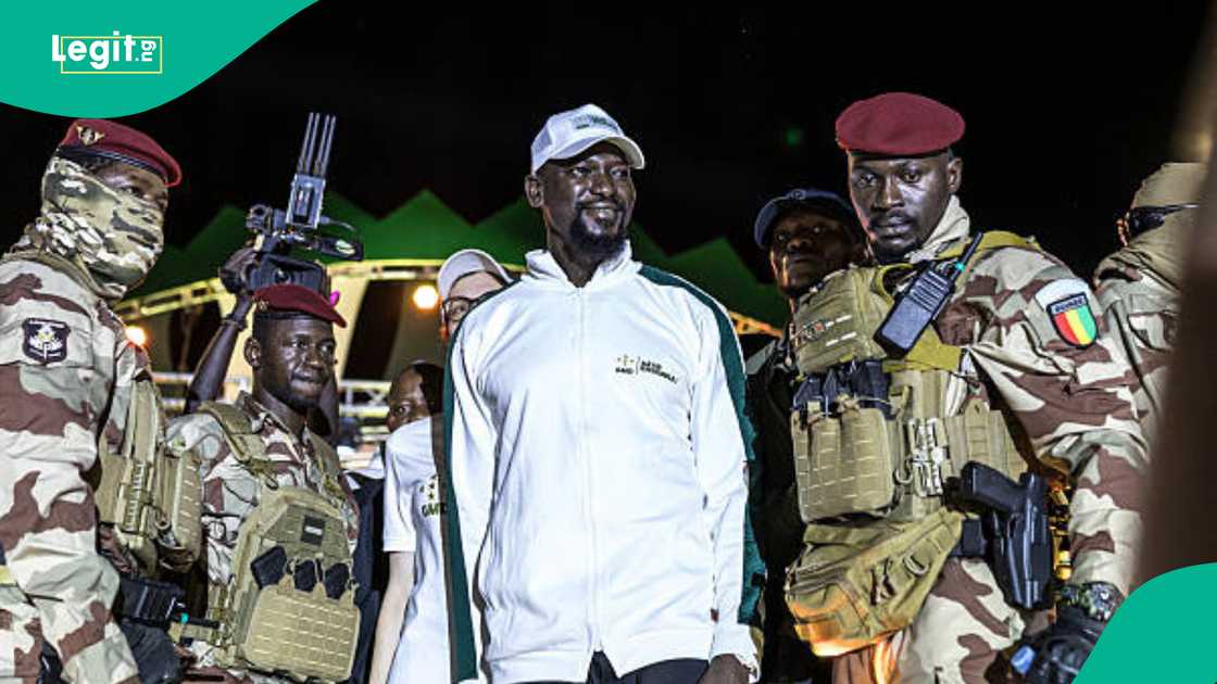 Mamady Doumbouya da wasu sojoji