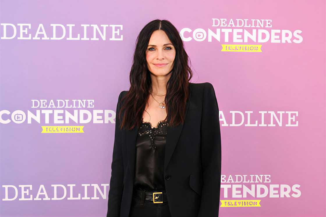 Courteney Cox poses in all black at Paramount Studios Courteney Cox poses in all black at Paramount Studios