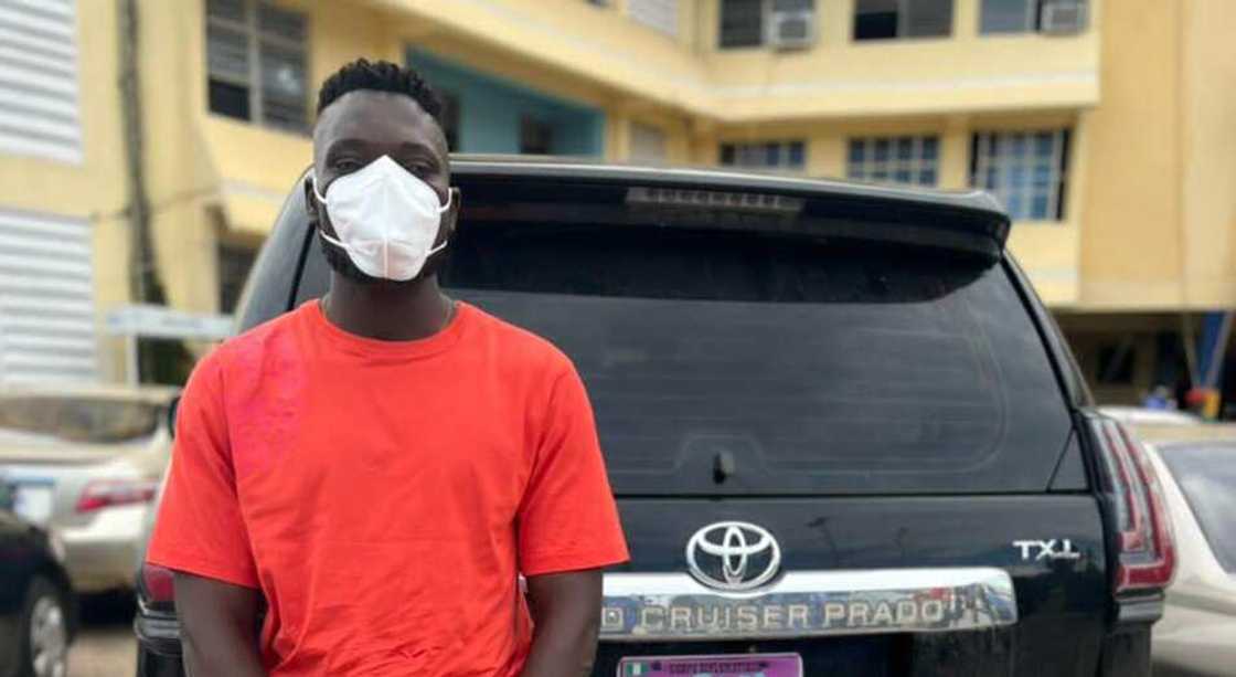 Yadda aka kama daya daga 'yan fashin da suka kai farmaki shagon magani a Abuja Yadda aka kama daya daga 'yan fashin da suka kai farmaki shagon magani a Abuja