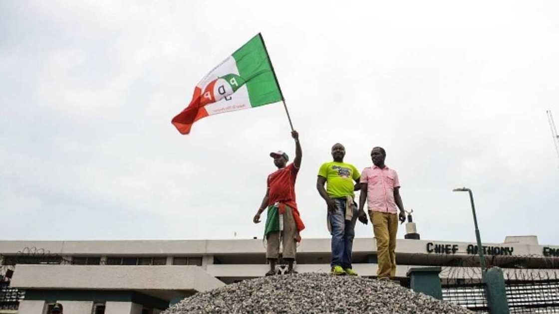 2 Prominent Party Chieftains Defect to PDP with 1,000 Supporters in Delta State 2 Prominent Party Chieftains Defect to PDP with 1,000 Supporters in Delta State