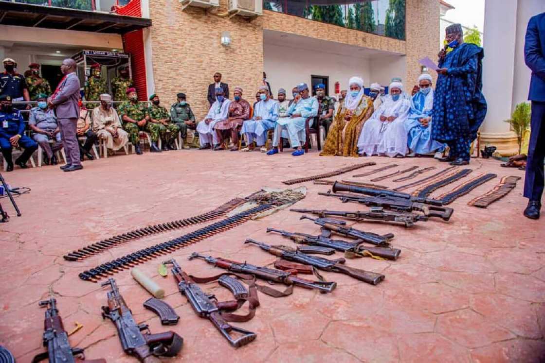 Hotunan miyagun makaman da Zikwi tare da yaransa 2 suka mika ga Matawalle Hotunan miyagun makaman da Zikwi tare da yaransa 2 suka mika ga Matawalle