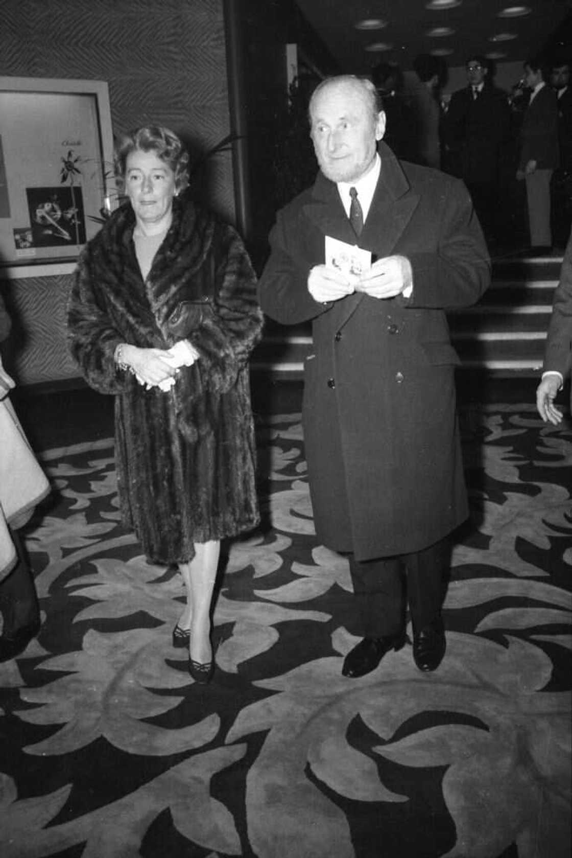 Bourvil et sa femme lors de la première du film 'Le petit baigneur' à Paris en mars 1968 Bourvil et sa femme lors de la première du film 'Le petit baigneur' à Paris en mars 1968