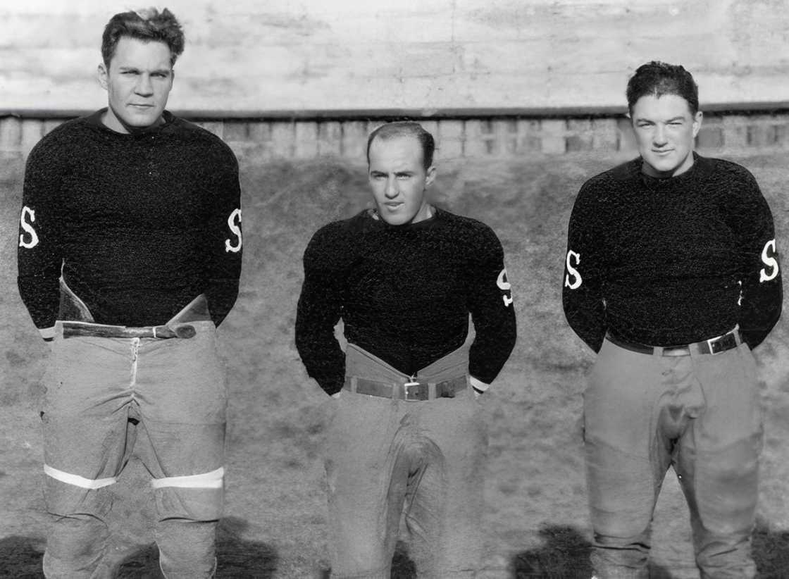 Jack ‘Soapy’ Shapiro (C) poses standing with other players from the Staten Island Stapletons.