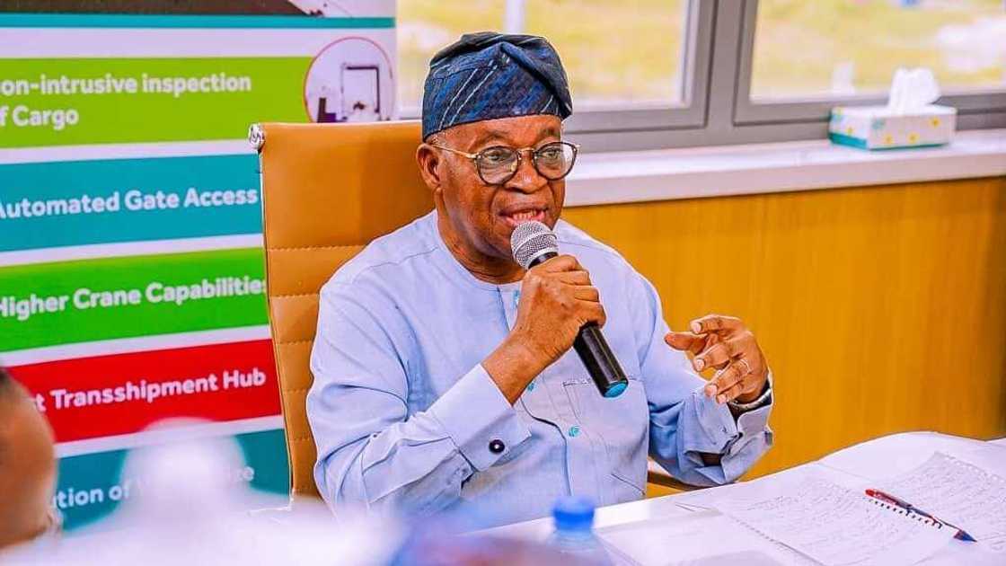 Ministan ruwa da tattalin arziƙi, Oyetola. Ministan ruwa da tattalin arziƙi, Oyetola.