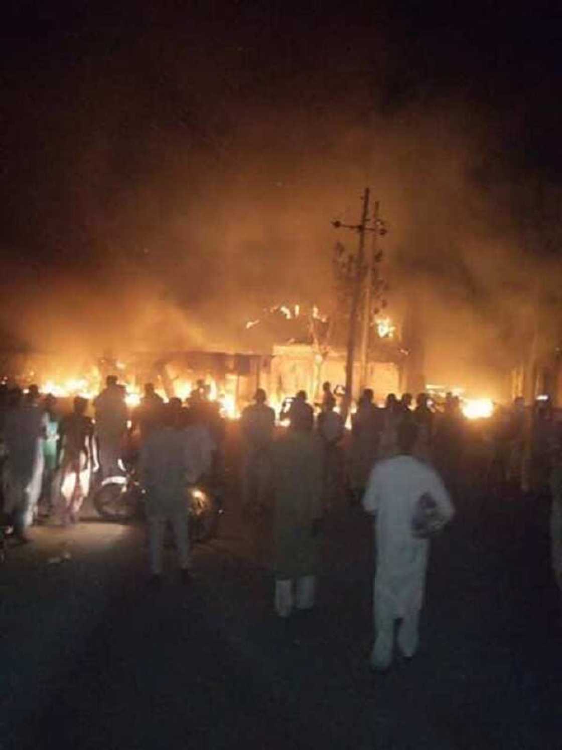 Faduwar tankar dakon man fetur ya haddasa mummunar gobara a Sokoto Faduwar tankar dakon man fetur ya haddasa mummunar gobara a Sokoto