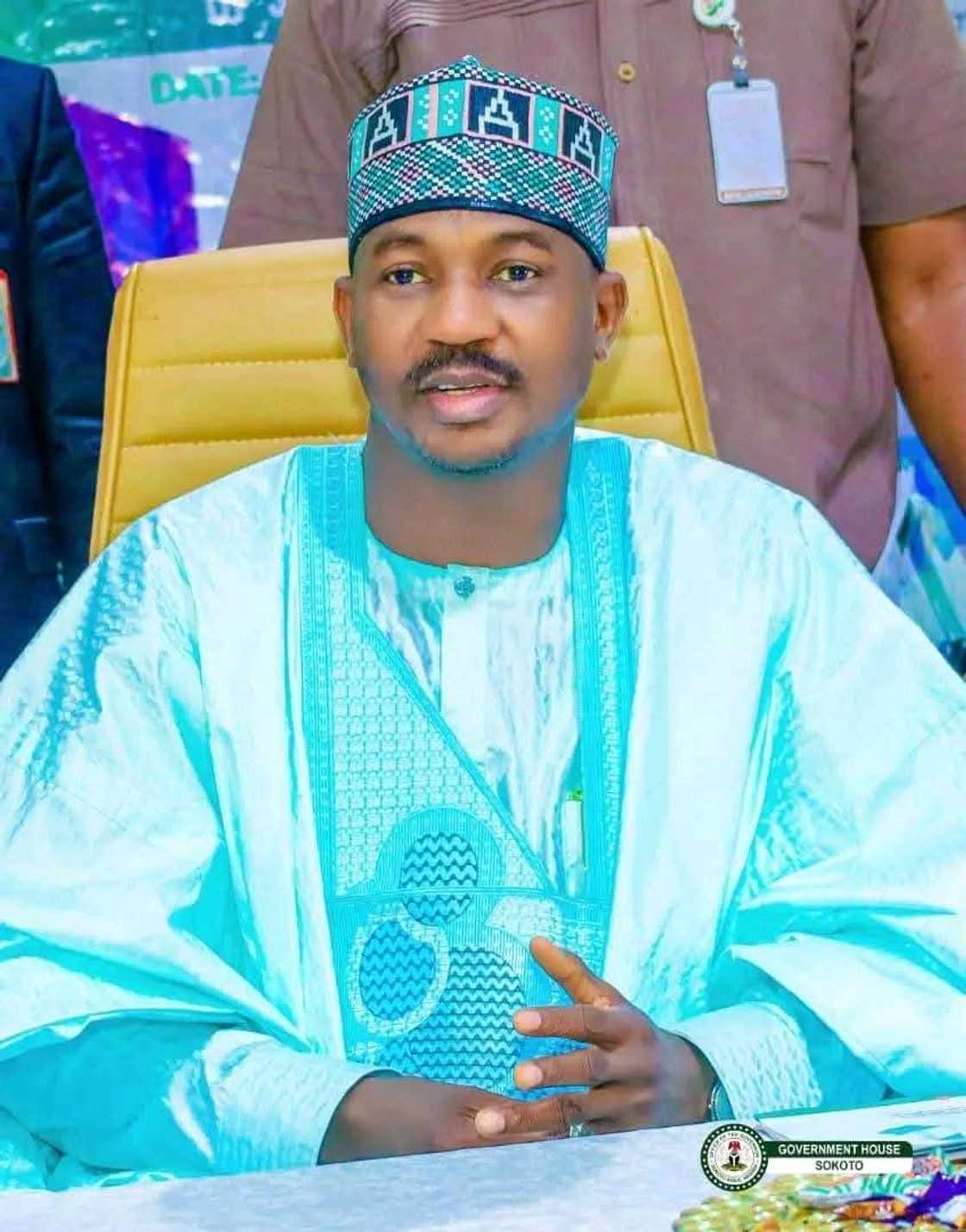 Gwamna Ahmed Aliyu ya ba da kyauta Gwamna Ahmed Aliyu ya ba da kyauta